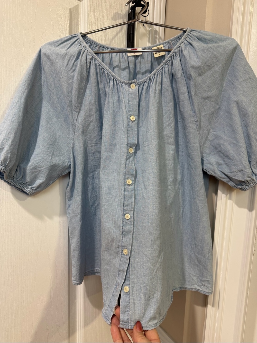 Levi’s Women’s Light Blue Button-Front cotton Peasant Top